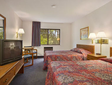 Boarders & By Cobblestone Cedar Falls Hotel